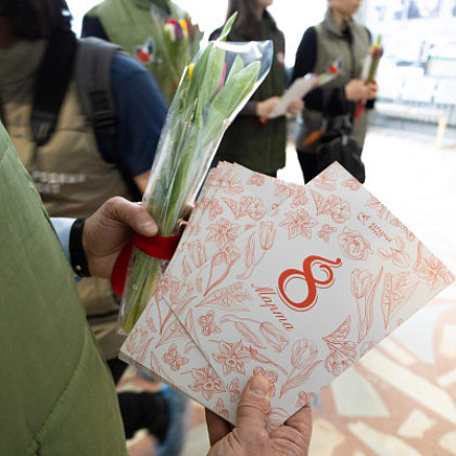 В преддверии 8 Марта активисты «Молодёжки Народного фронта» поздравили психологов ГНЦ ФМБЦ им. А.И. Бурназяна ФМБА России